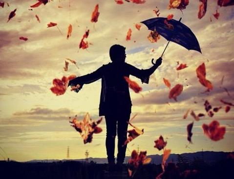和雨有关的qq心情说说大全：我跟你的距离就是我在雨里，你在伞里